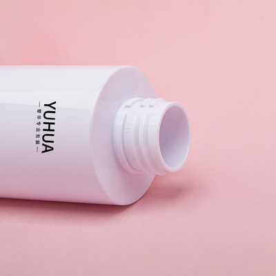les bouteilles du conditionnement en plastique 150ml ont givré la couleur adaptée aux besoins du client claire avec le chapeau d'or d'Alu