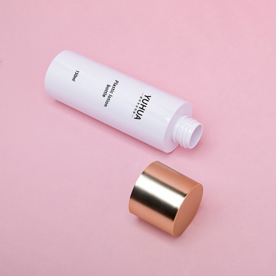 les bouteilles du conditionnement en plastique 150ml ont givré la couleur adaptée aux besoins du client claire avec le chapeau d'or d'Alu