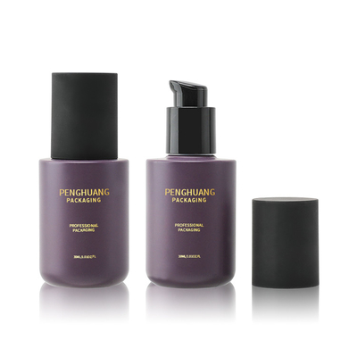 La base 30ml liquide claire de luxe met en bouteille avec la pompe noire de lotion de collier d'or