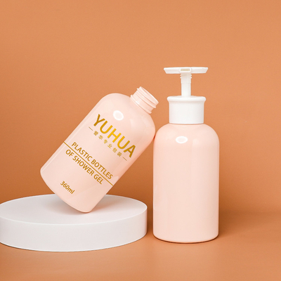 le conditionnement en plastique 360ml met la couleur en bouteille rose avec la pompe de estampillage chaude de lotion