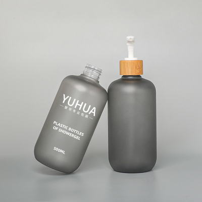 L'emballage en plastique gris 500ml met en bouteille la réutilisation givrée par soin du corps