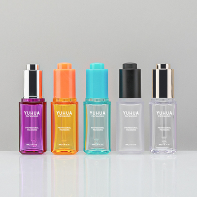 Sérum vide de bouteille de compte-gouttes d'huile essentielle empaquetant la bouteille en plastique 30ml