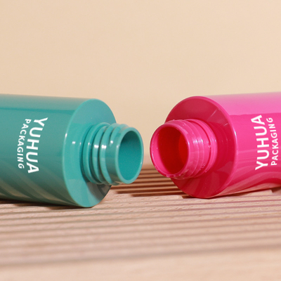 Bouteille de pompe à pulvérisation en plastique blanche et fine vide de 120 ml colorée pour l' eau tonifiante