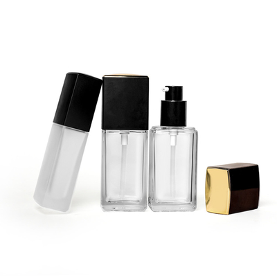 Bouteille en verre liquide vide de base de 30 ml de forme carrée avec pompe supérieure en or