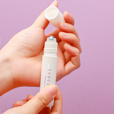 petit pain en plastique de 10ml 15ml pp sur le logo adapté aux besoins du client par couleur blanche de bouteille