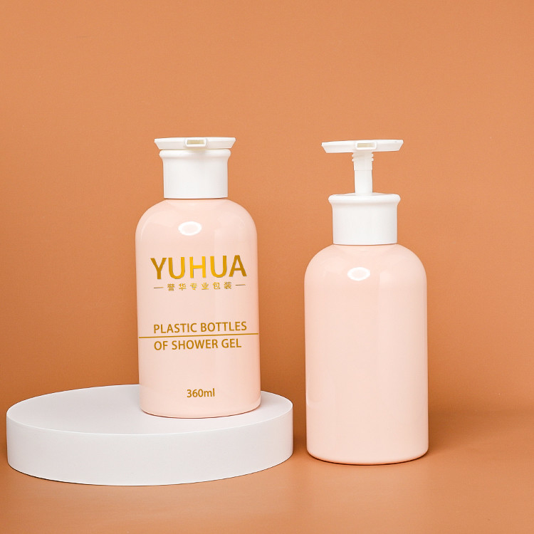 le conditionnement en plastique 360ml met la couleur en bouteille rose avec la pompe de estampillage chaude de lotion