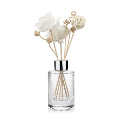 le diffuseur du rond 105ml met le verre en bouteille clair vide avec des bâtons de rotin