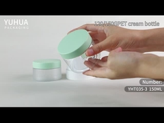 La coutume a givré les pots crèmes en plastique avec le couvercle